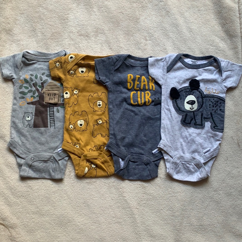 4 Gerber bear onesies size newborn
